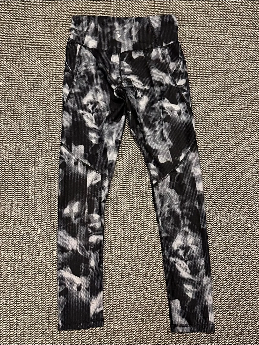 Old Navy Black & White Floral Ribbed High Rise Leggings - Picture 5 of 5